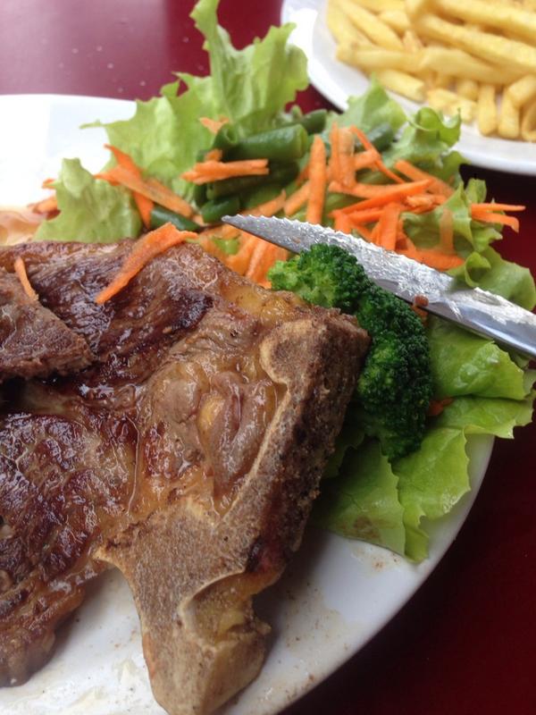 Juanivanoli's tweet photo. Duda existencial. La presentacion de un plato. Se come ??? Porqie esta pro y la quiero comer http://t.co/NlXtDRMnYa