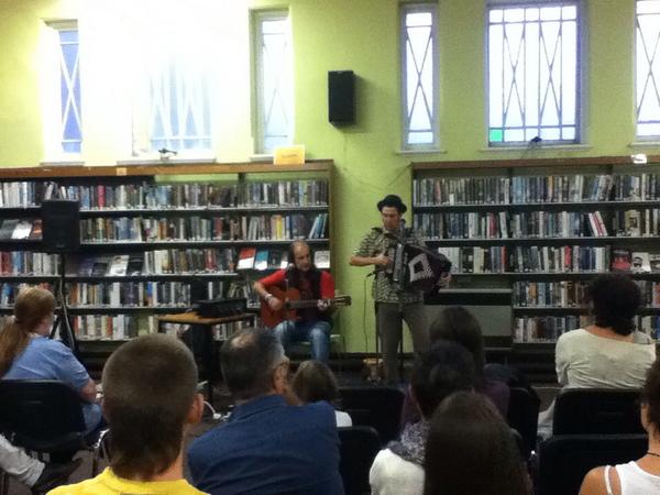 nmassot's tweet photo. Continuem l'#ACS14 @corkcitylibrary amb els Troubadour mules! http://t.co/bQl7jXods6