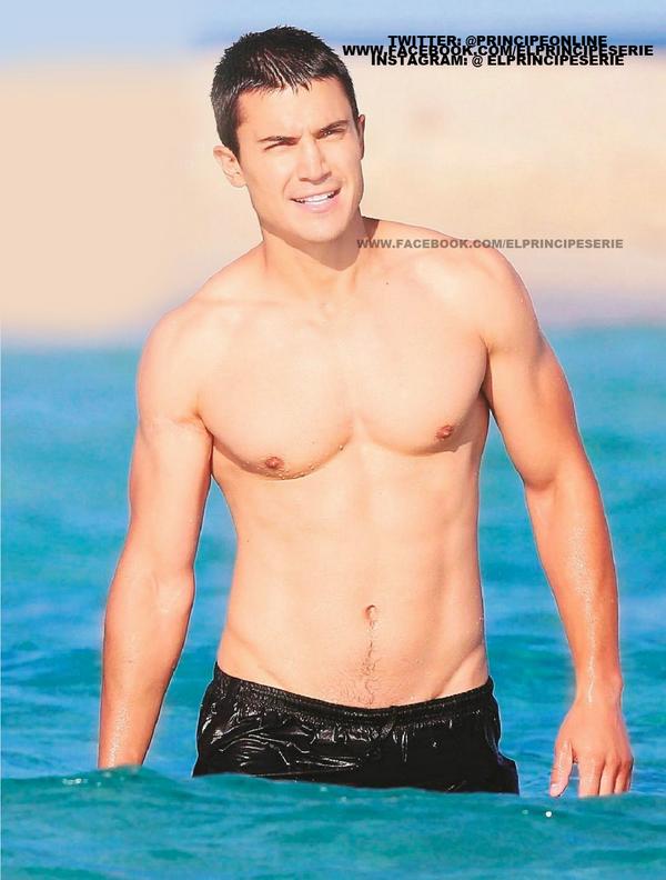 Luciendo cuerpazo <a href="/alexgonzalezact/">Alex Gonzalez</a> , disfrutando del final del verano.