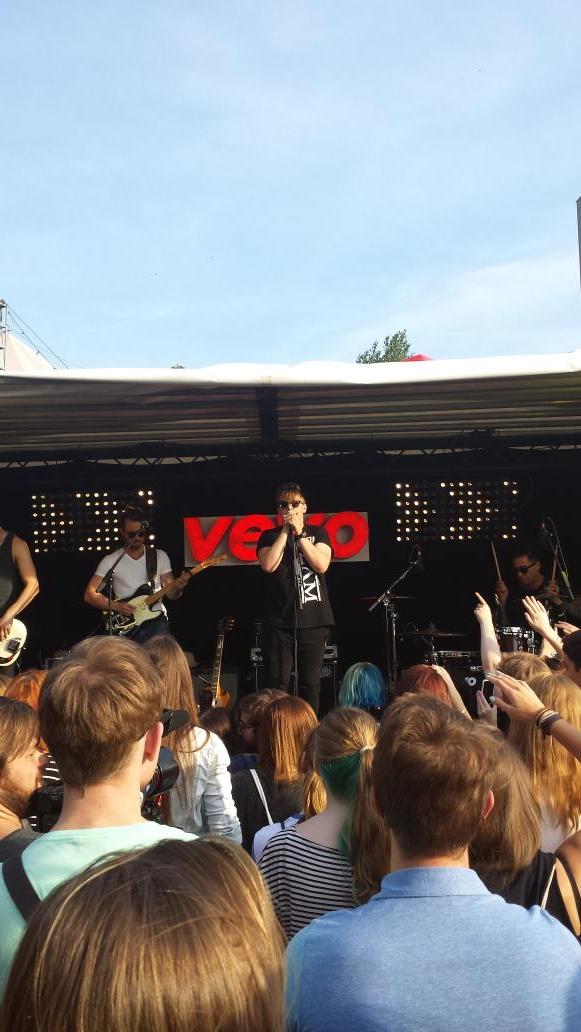fridolina88's tweet photo. @sierrakiddxo @Chakuza4ever @Vevo_DE Riesen großen Dank für den tollen tag.. war mega 🙌 #vevotruck #exit #nirgendwer http://t.co/krWdq7ULsV