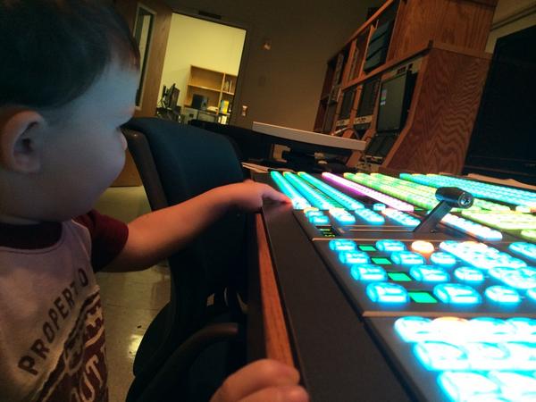 tbeasleyjr's tweet image. Noah's having no problem hanging with his Dad @ the studio. @ghstv #shinybuttons