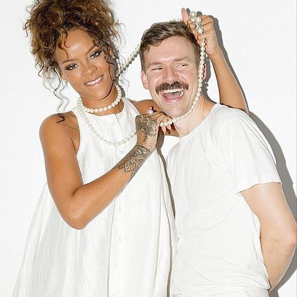 Guess who Rihanna bring with her at the #nyfw?
