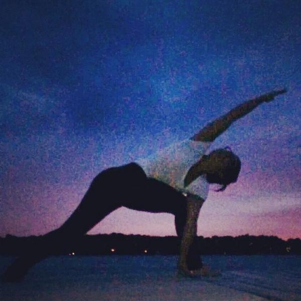 inkbrushstudios's tweet image. Day 5 of #BalanceBasics #revolvedextendedsideangle #parivrttaparsvakonasana 
#sunsetyoga! Just got to the cabin f...