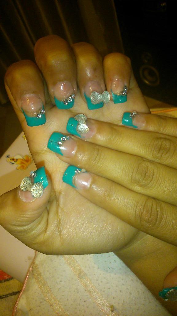RosaNails94's tweet photo. Uñas verde agua, con perlas de plata y lazos de piedra 💅 🎀 http://t.co/NZcds5SSPs