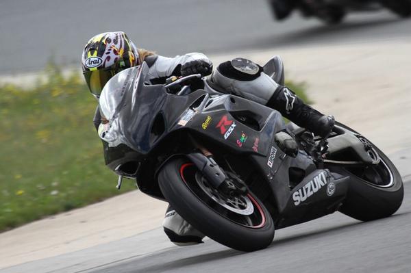 lilivivi80's tweet image. #Roulage avec le @U2TeamMotoClub ! Photos by #ValeLeVrai ! #moto #gsxr #sliders neufs pour la saison prochaine