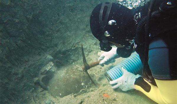 ancientorigins's tweet photo. 4,000-year-old sunken ship found in #Turkey is among oldest in the world - See more at: http://t.co/H4Gzek6cXq http://t.co/FLuIxytyl4