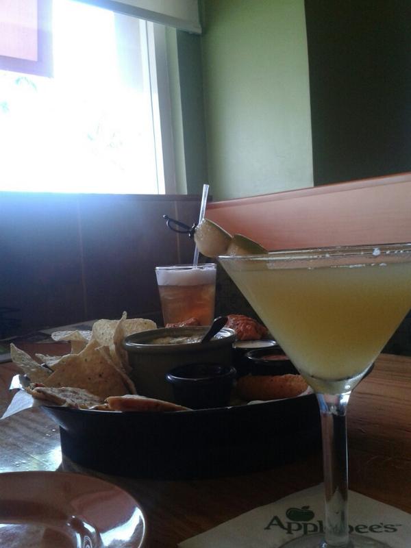 KXDICE's tweet photo. Viernes social! (at @ApplebeesMexico in Boca del Río, Veracruz-Llave w/ @saturnypink) http://t.co/327nAzaOdm http://t.co/qvtBRCSUPB
