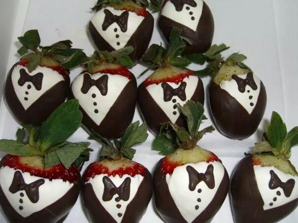 Le_Petit_Choco's tweet image. You can dress us up and take us out! #chocolate #strawberry #tuxedo #eventplanning #buffalo