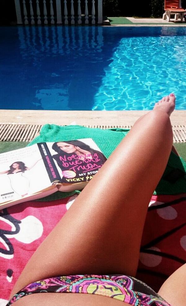 Shauna_Doran's tweet photo. Chilling in Turkey reading @VickyGShore book! Brillant read #loveher ✌ http://t.co/cZV6kU35nD