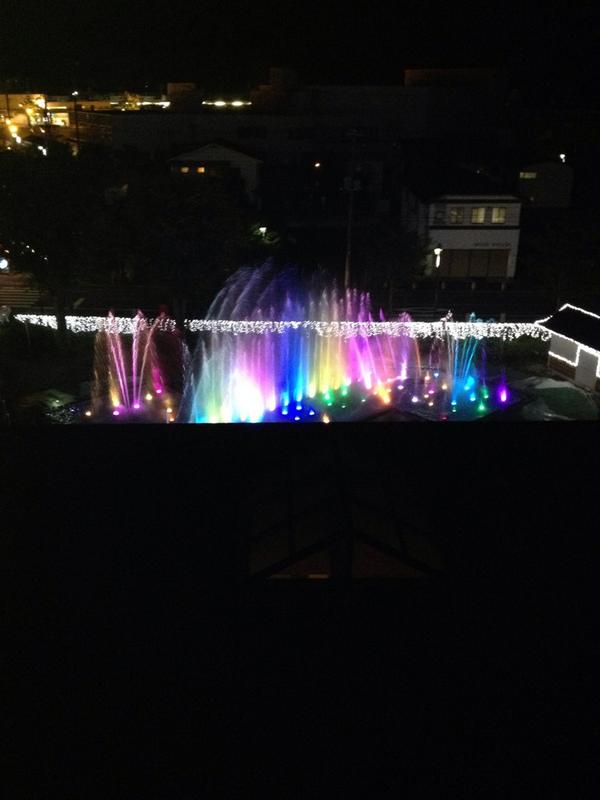 hamigaki0411's tweet photo. ホテルの外を見たらレインボーの噴水だった！温泉最高ー http://t.co/ZRuuMY0MCf