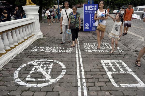 DiariodeNavarra's tweet photo. #China crea la primera acera para adictos al móvil http://t.co/Lh48eSpCiL http://t.co/MDPbWI82eH