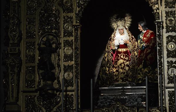 _VengaDeFrente_'s tweet photo. Ayer se produjo, como cada día de San Genaro, ese instante en el que un rayo de sol ilumina el rostro de la Amargura. http://t.co/oTlHM8IzcZ