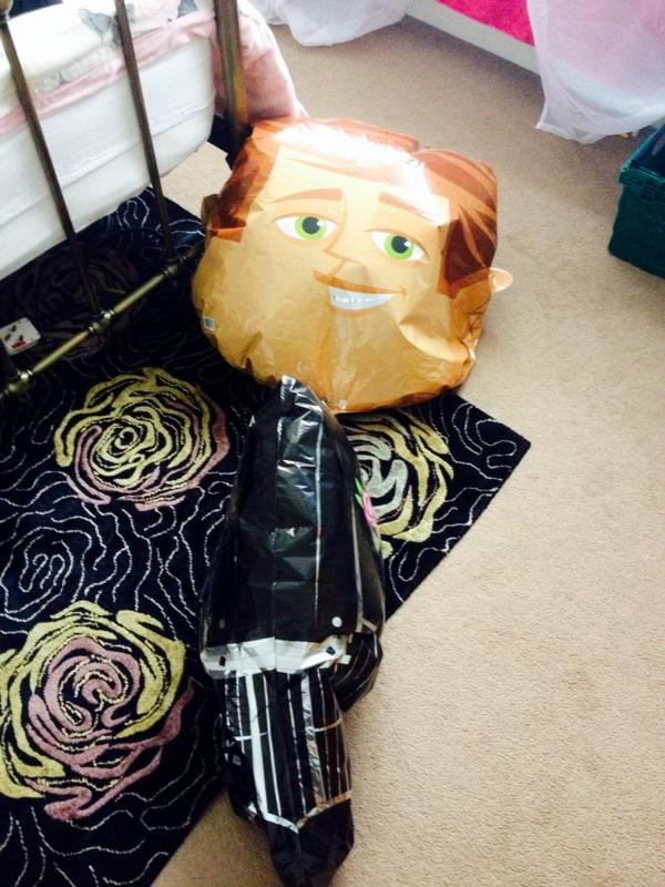 glr854's tweet photo. Looking at little deflated uncle jonnie @JonnyGilesFav http://t.co/Z9bI5zRFmR