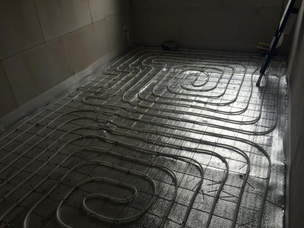TeunExcellent's tweet photo. Nog druk aan het vloeren smeren bij de woningen op de Kuil #Buterheefthaat😏# http://t.co/D9Rvk1Eh4H