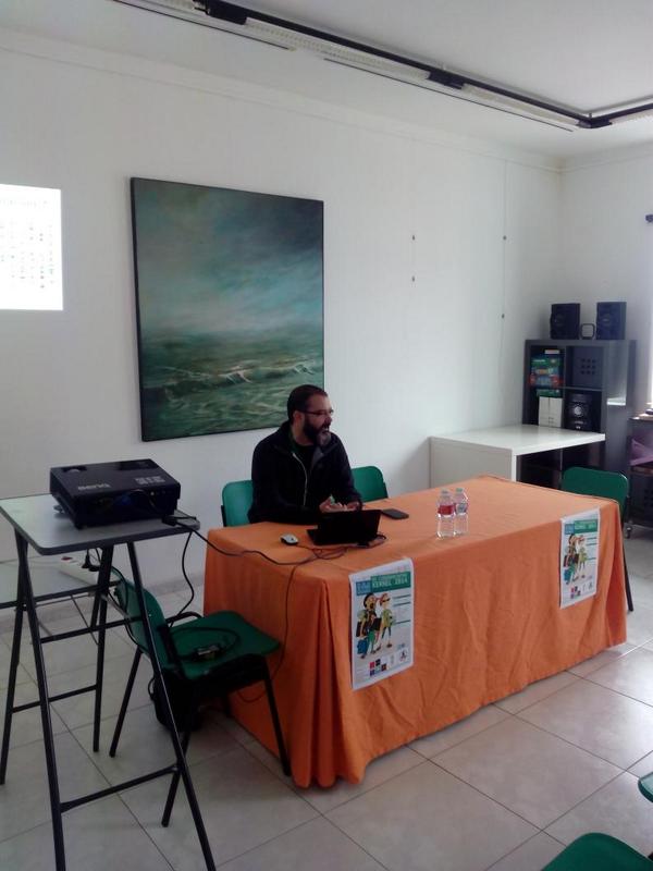 ozulo's tweet photo. Que crack @mianromu falando da fragmentación de distribucións en GNU/Linux no #sfd2014 #kernel2014 http://t.co/Tv9khqQCfb