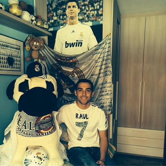 Rubens_gv_25's tweet photo. El día de la décima Raul también estuvo presente #SiempreRaulistas @artistaRaulista @Raul7Capitan7 http://t.co/yBQGOClw4p