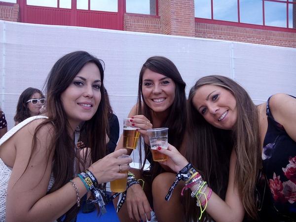 Sergblanco's tweet photo. En la zona vip del alhambra con @kris6puntos, y @LourdsParra, esperamos a full, izal y como VETUSTA MORLA http://t.co/jzAgomyzTZ