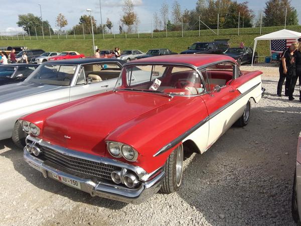 uporabnastran's tweet photo. Ko na poti domov, čisto slučajno naletiš na All American car meeting. Avtov je še več kot 100. #v8club #avti http://t.co/Nsts6KW4za