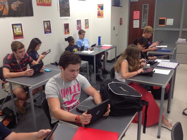 MikeBrown_FM's tweet photo. Spanish Ss using GarageBand to record conversations, peer evaluate, and share with T and on blogs. #fm9 http://t.co/svW1Rx1sGL