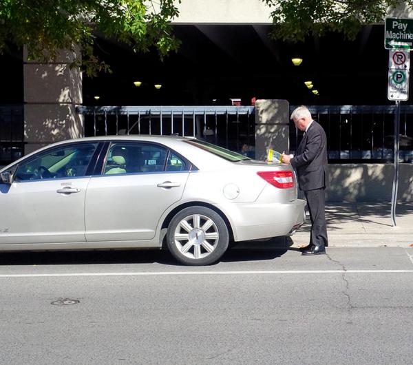 We got <a href="/Ptbo_Canada/">PTBO_CANADA 🇨🇦</a> Mayoral candidate Alan Wilson on King St perhaps signing a copy of his book? #ptbovotes