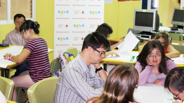 24clm's tweet photo. Toledo. Jóvenes con síndrome @DOWNTOLEDO aprenden nuevas tecnologías http://t.co/cgS23BF0xX vía @24clm http://t.co/0co9SJrwqR
