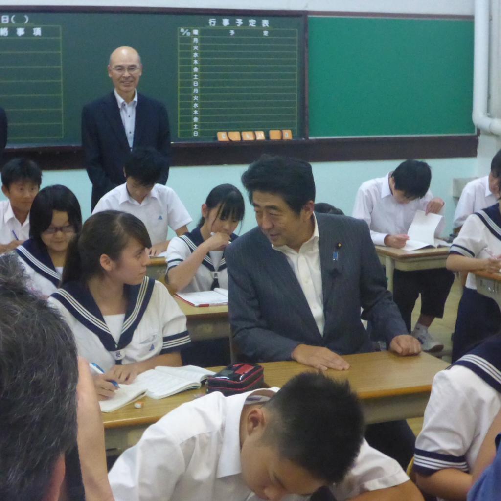 首相官邸 Na Twitterze Facebook更新 葛飾区の葛美中学校を訪問し ボランティアによる夜間の学習支援活動 がんばらナイト の様子を見せていただきました 総理メッセージの続きは Http T Co Cew0qdgotl Http T Co 6lg4awwxzx Twitter
