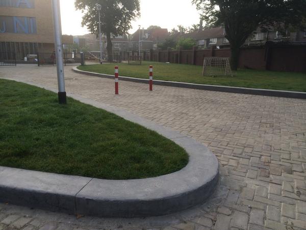 Cimitec's tweet photo. Getrokken betonband kleur antraciet @Cimitec #Nijmegen mooi strak duurzaam #beton http://t.co/oJsL27tobO