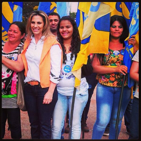 PsdbMulherPr's tweet photo. @cidaborghetti_  na largada em Maringá para nosso percurso por cidades que serão cortadas pelo Trem Pé Vermelho. http://t.co/5YckIcnVgT
