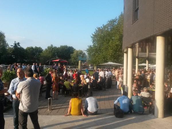 En na een mooie, inspirerende dag nu dan een hapje en drankje in de zon! #ddis