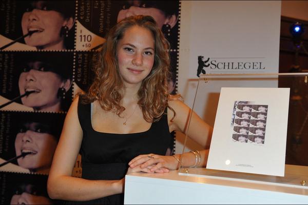 ParisMatch's tweet image. Elle est la petite-fille d'#AudreyHepburn - #EmmaFerrer, it-girl en devenir &amp;gt; bit.ly/1o5O6ON