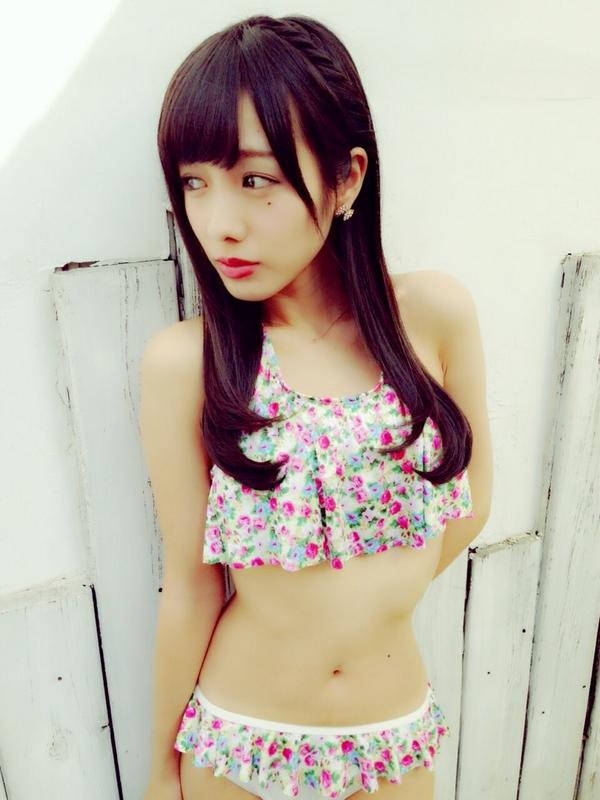 フリフリ水着がキュートな前田希美