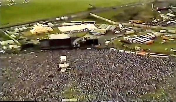 OnlyLiverpool's tweet image. Thousands gather at @AintreeRaces to see Michael Jackson on this month in 1988.
