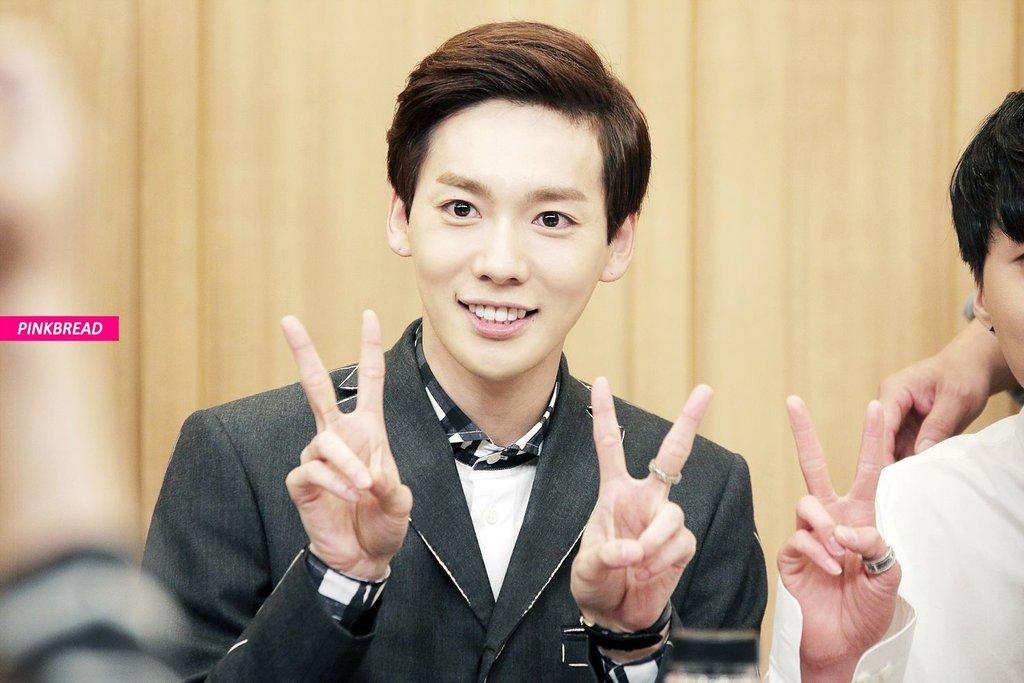 Bx0tRHiCMAAKsb2.jpg:large