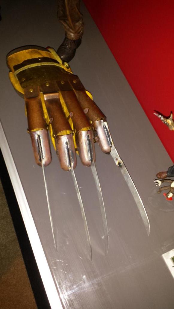 themantleclinic's tweet photo. Fantastic prop replica Freddy glove arrives! Thanks @HorrorWarehouse #neca @NECA_TOYS @RobertBEnglund #primetimebitch http://t.co/2gerlwlvhE