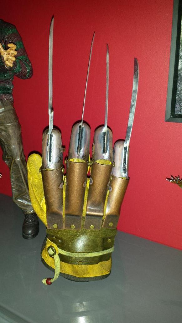 themantleclinic's tweet photo. Fantastic prop replica Freddy glove arrives! Thanks @HorrorWarehouse #neca @NECA_TOYS @RobertBEnglund #primetimebitch http://t.co/2gerlwlvhE