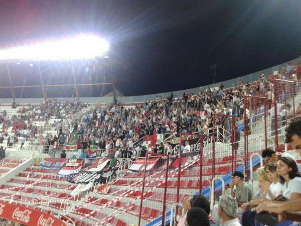 VoetbalUltras's tweet photo. Feyenoord fans zijn voor de wedstrijd aangevallen door Sevilla fans het schijnt dat ze ook met fakkels zijn bekogeld. http://t.co/Havsoekdfm