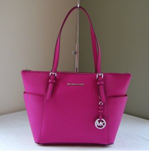 **WIN** We have this amazing Michael Kors Tote up for grabs. To be in with a chance of winning just RT &amp; follow.