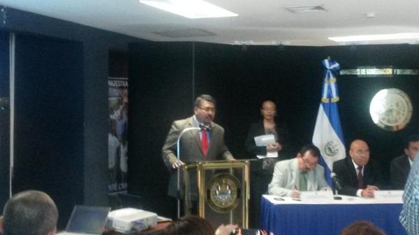 PROCIVILSV's tweet photo. Secretario Jorge Meléndez emite una Modificación de la #Alerta contra el #Dengue reclaaificando a cada municipio http://t.co/x8uEdh0Y9h