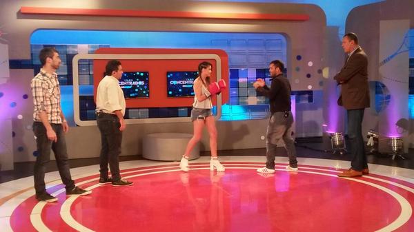 ConcentradosRed's tweet image. Diego #Joya Chaves le enseña a #boxear a @vic_saravia!! Muy bueno por @DXTVparatodos #boxeo #TDA