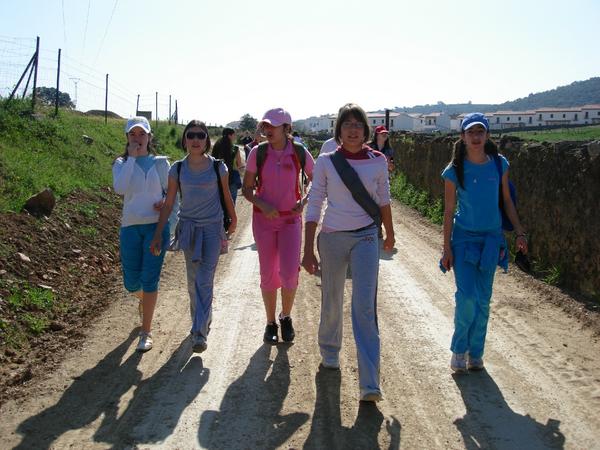 MotaSalado's tweet photo. Excursión a Almadén de la Plata. Sí chicos, camino del riachuelo donde os bañasteis... en calzoncillos!! http://t.co/g8vSlleQNs
