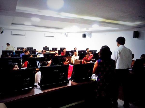 ITinEd_'s tweet photo. Over 120 sessions planned to help teachers learn about classroom technology #iwbtraining #ilovetraining #cmselearning http://t.co/RR2GuljRlP