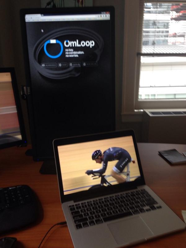 OmLoopLock's tweet image. Jens is 24.659 seconds ahead of the hour record. AC/DC's "Hells Bells" is raining down on the velodrome.