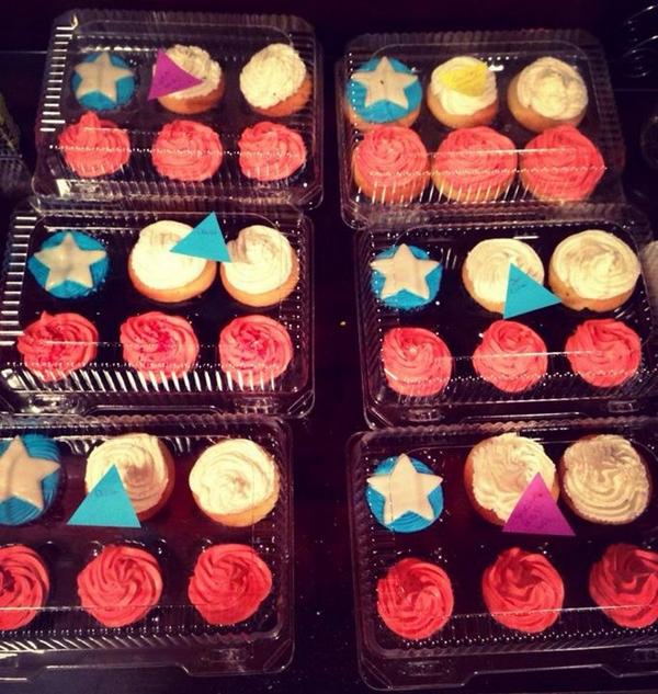 HappyCupcakeCHI's tweet photo. Felices Fiestas Patrias Les Desea @HappyCupcakeCHI Le!!! Chi chi chi Le le le Viva CHILE Mierda!!! http://t.co/j377ltVndA