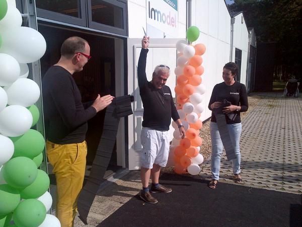 DeHartenberg's tweet photo. Herman opende kapsalon InModel @dehartenberg #shl. Wat een leuk feestje met @MiMakkerBakkie https://t.co/JHy9hRLdZV http://t.co/7aEu1iSXbd
