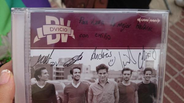 laauramc27's tweet photo. Estar todo el día haciendo cola para terminar con esta dedicatoria vale mucho la pena!@dvicioficial @dvicio_andres 😍 http://t.co/0fSDPQzlxJ