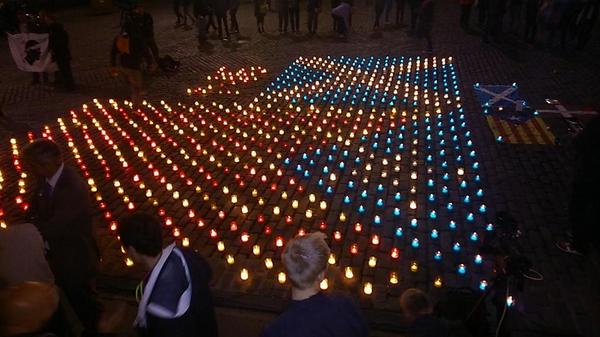 YesCymru's tweet photo. Beautiful Catalan candle creation - two national flags in solidarity #hopeoverfear #VoteYes #GoForItScotland http://t.co/zbdWhmRk8z