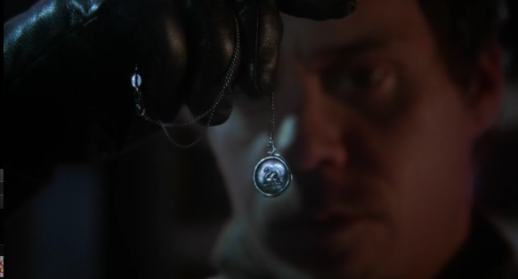 MeintheMist's tweet photo. The necklace. It was Emma’s. It’s supposed to represent our life together #TrueLoveNecklace #HopeForNeal #OUATRewatch http://t.co/WdlYGAwgFX