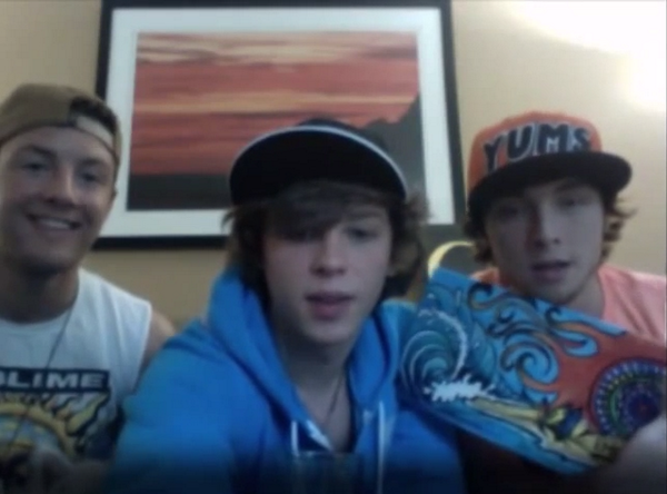 mycalling_e3's tweet photo. desculpa, mas nenhuma ustream supera essa #LiveWithEmblem3 http://t.co/wG8lOIvke7