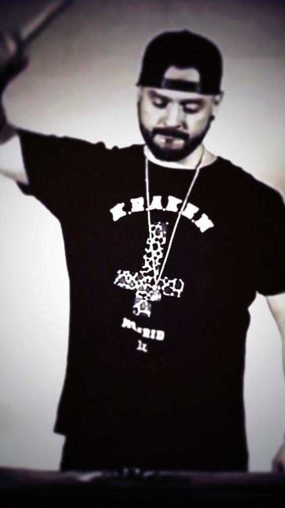 FrasessDeRap's tweet photo. "Para mi matar el tiempo es reventarte el rolex" http://t.co/Dt2ZVnfrm8