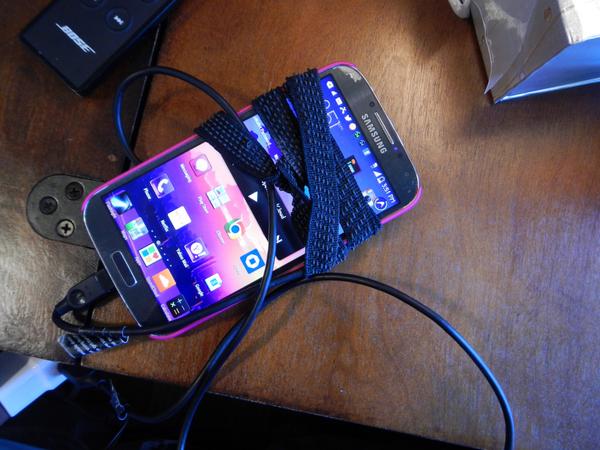 heathermarii's tweet image. This is what it has come to, seriously. #anewlow #smartphone #chargingproblems #GhettoFabulous #suchisLife